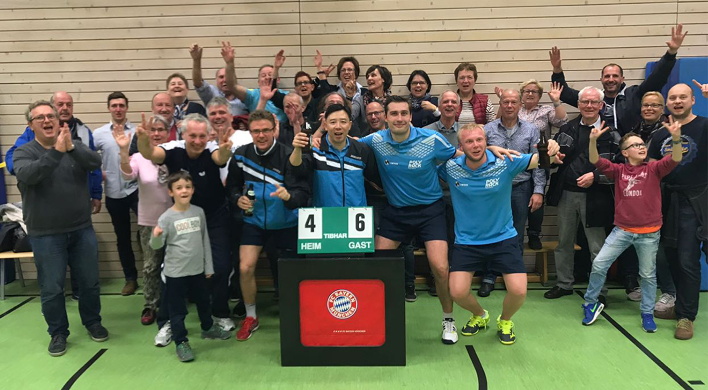 1. Mannschaft mit Fans nach dem Spiel